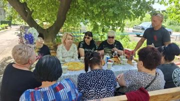 День соседей — это замечательный повод для того, чтобы отложить в сторону повседневные заботы, выйти из своих квартир и просто пообщаться с теми, кто живет с тобой в одном доме, на одной улице