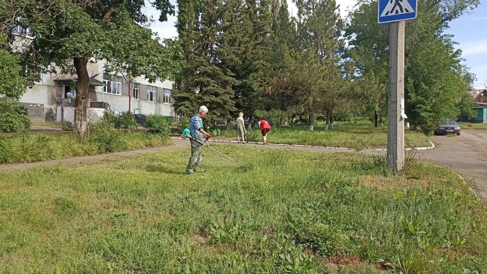 С целью приведения территории в надлежащее санитарное состояние силами МБУДО «Спортивная школа № 2 города Макеевки» по ул. Дунайской проведены работы по покосу сорных и карантинных трав на своей территории С целью приведения территории в надлежащее санитарное состояние силами МБУДО «Спортивная школа № 2 города Макеевки» по ул. Дунайской проведены работы по покосу сорных и карантинных трав на своей территории