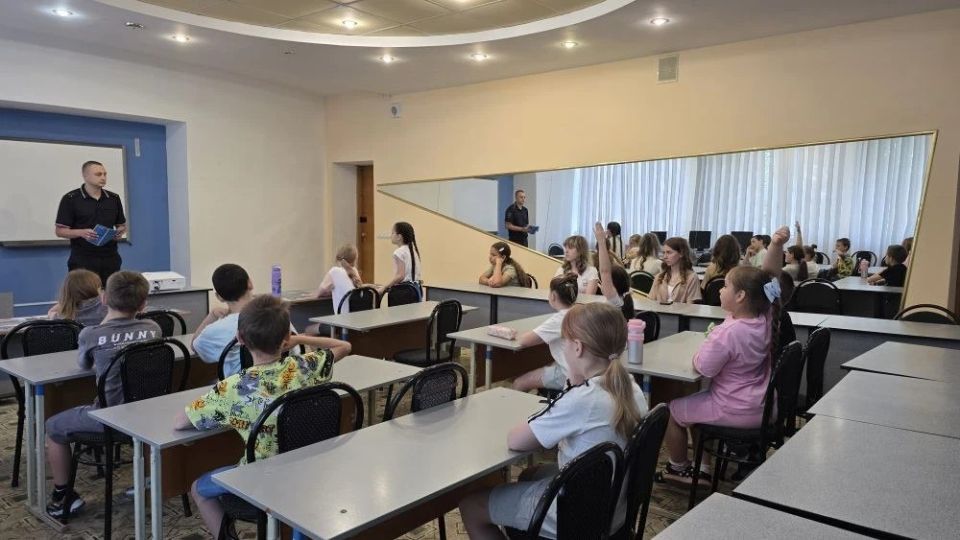Сотрудники Госавтоинспекции встретились с воспитанниками школьного лагеря Сотрудники Госавтоинспекции встретились с воспитанниками школьного лагеря