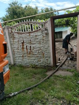 В Кировском внутригородском районе при поддержке региона-шефа Московская область продолжается подвоз воды для жителей домов, в которые в установленный графиком день не поступила вода