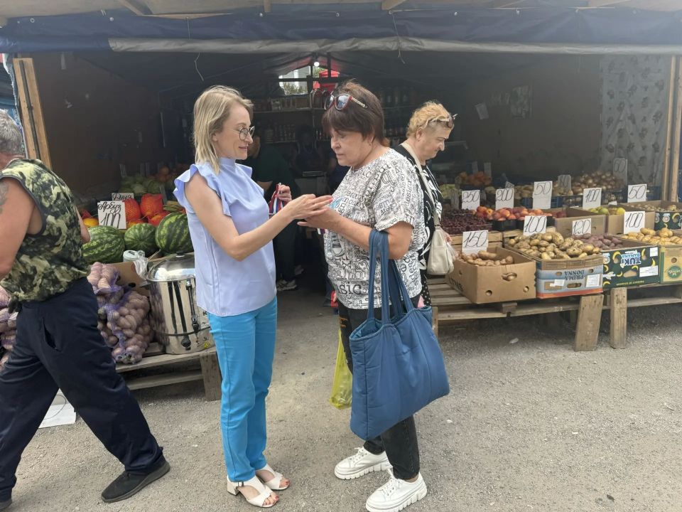 В Горняцком внутригородском районе прошла патриотическая акция: активисты раздали жителям ленточки в цветах флага Российской Федерации В Горняцком внутригородском районе прошла патриотическая акция: активисты раздали жителям ленточки в цветах флага Российской Федерации