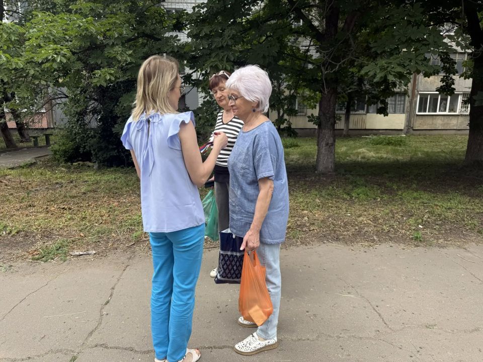 В Горняцком внутригородском районе прошла патриотическая акция: активисты раздали жителям ленточки в цветах флага Российской Федерации В Горняцком внутригородском районе прошла патриотическая акция: активисты раздали жителям ленточки в цветах флага Российской Федерации