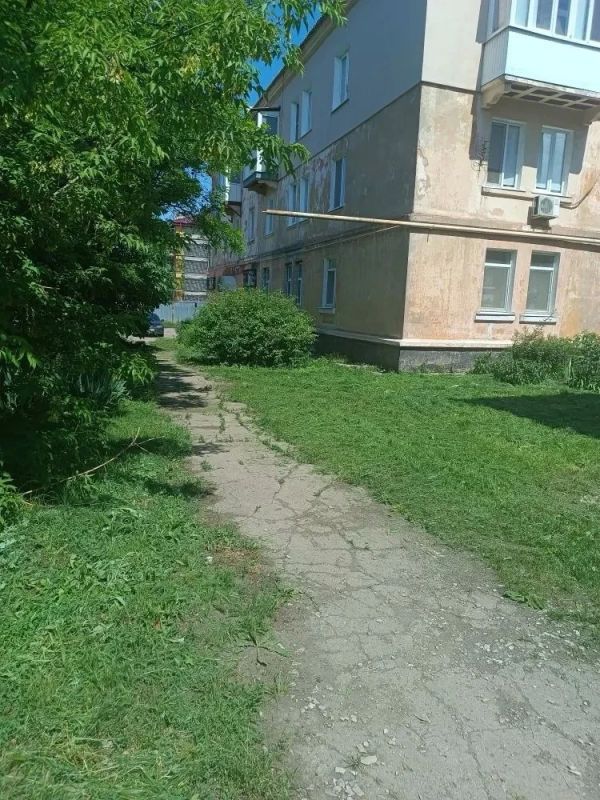 На территории Горняцкого внутригородского района проходит работа по покосу сорной растительности На территории Горняцкого внутригородского района проходит работа по покосу сорной растительности