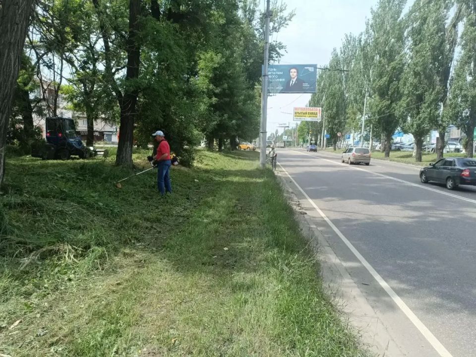 На территории Горняцкого внутригородского района проходит работа по покосу сорной растительности На территории Горняцкого внутригородского района проходит работа по покосу сорной растительности