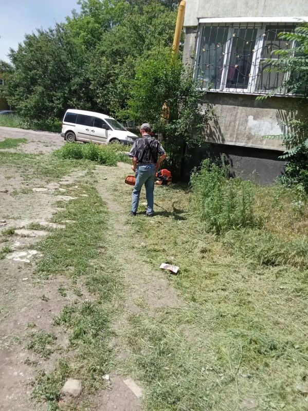 На территории Горняцкого внутригородского района проходит работа по покосу сорной растительности На территории Горняцкого внутригородского района проходит работа по покосу сорной растительности