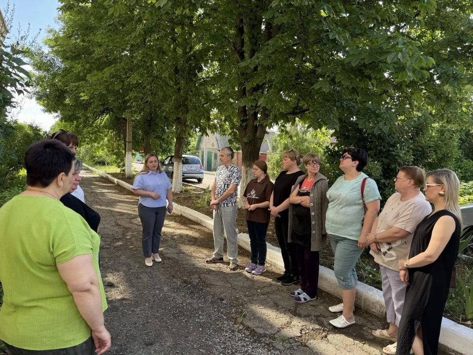 16 июня состоялась встреча депутата городского совета Алены Трякиной с гражданами вблизи дома № 1 по улице Волгоградская, пгт Нижняя Крынка 16 июня состоялась встреча депутата городского совета Алены Трякиной с гражданами вблизи дома № 1 по улице Волгоградская, пгт Нижняя Крынка