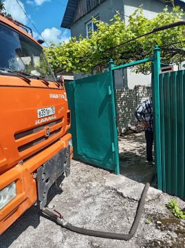 В Кировском внутригородском районе при поддержке региона-шефа Московская область продолжается подвоз воды для жителей домов, в которые в установленный графиком день не поступила вода