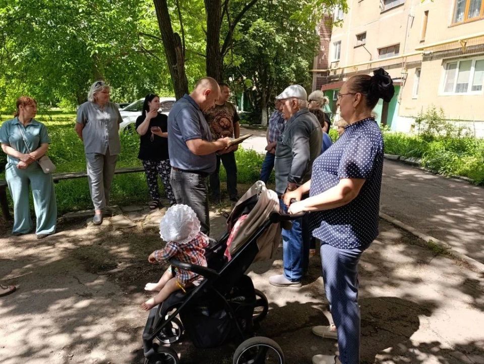 17 июня руководитель Управы Советского внутригородского района Сергей Савельев провел встречу с гражданами вблизи дома № 1 микрорайона Первомайский 17 июня руководитель Управы Советского внутригородского района Сергей Савельев провел встречу с гражданами вблизи дома № 1 микрорайона Первомайский