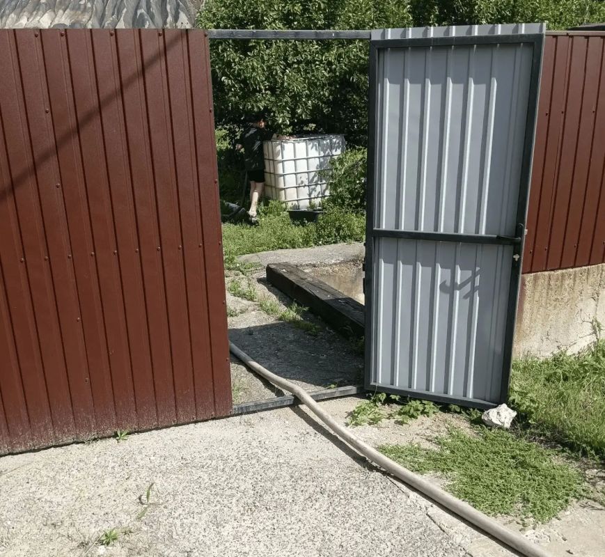 В Кировском внутригородском районе при поддержке региона-шефа Московская область продолжается подвоз воды для жителей домов, в которые в установленный графиком день не поступила вода В Кировском внутригородском районе при поддержке региона-шефа Московская область продолжается подвоз воды для жителей домов, в которые в установленный графиком день не поступила вода