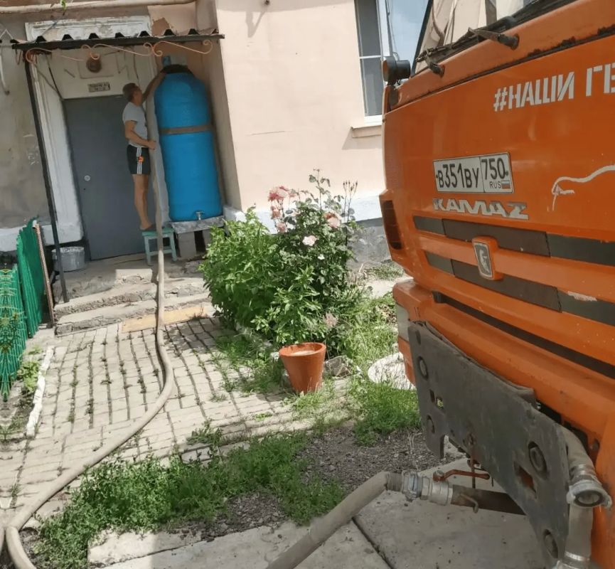 17 июня, в Кировском внутригородском районе при поддержке региона-шефа Московская область согласно поступившим заявкам произведен подвоз воды для жителей в жилом массиве «Путь Ильича» 17 июня, в Кировском внутригородском районе при поддержке региона-шефа Московская область согласно поступившим заявкам произведен подвоз воды для жителей в жилом массиве «Путь Ильича»