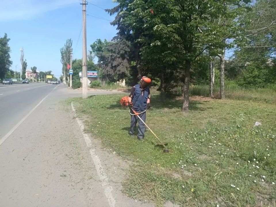 В Горняцком районе активно ведется работа по покосу сорной и карантинной травы, и сегодня в центре внимания — преображение главной транспортной артерии района, проспекта Генерала Данилова В Горняцком районе активно ведется работа по покосу сорной и карантинной травы, и сегодня в центре внимания — преображение главной транспортной артерии района, проспекта Генерала Данилова