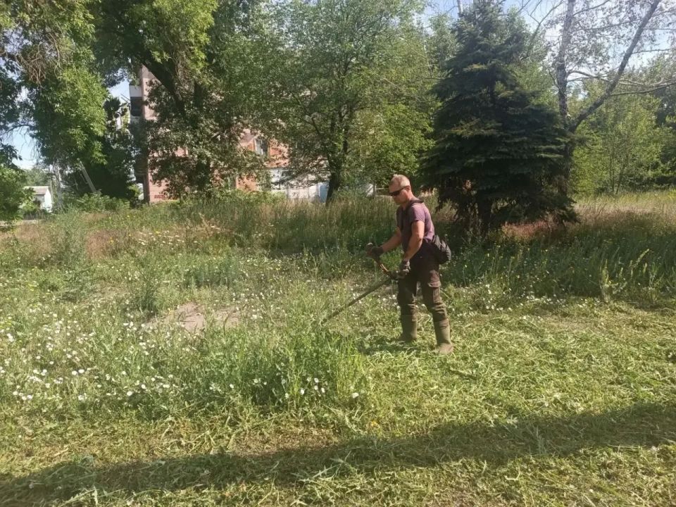 В Горняцком районе активно ведется работа по покосу сорной и карантинной травы, и сегодня в центре внимания — преображение главной транспортной артерии района, проспекта Генерала Данилова В Горняцком районе активно ведется работа по покосу сорной и карантинной травы, и сегодня в центре внимания — преображение главной транспортной артерии района, проспекта Генерала Данилова