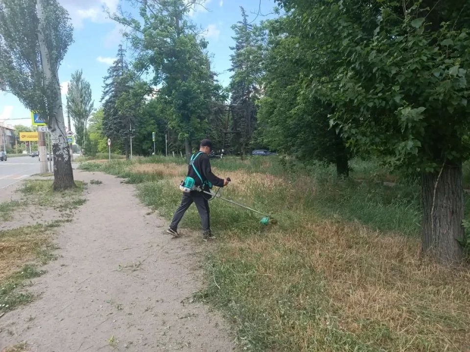 В Горняцком районе активно ведется работа по покосу сорной и карантинной травы, и сегодня в центре внимания — преображение главной транспортной артерии района, проспекта Генерала Данилова В Горняцком районе активно ведется работа по покосу сорной и карантинной травы, и сегодня в центре внимания — преображение главной транспортной артерии района, проспекта Генерала Данилова
