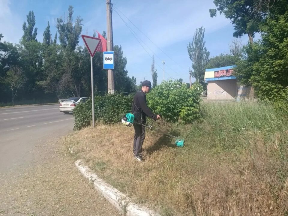 В Горняцком районе активно ведется работа по покосу сорной и карантинной травы, и сегодня в центре внимания — преображение главной транспортной артерии района, проспекта Генерала Данилова В Горняцком районе активно ведется работа по покосу сорной и карантинной травы, и сегодня в центре внимания — преображение главной транспортной артерии района, проспекта Генерала Данилова