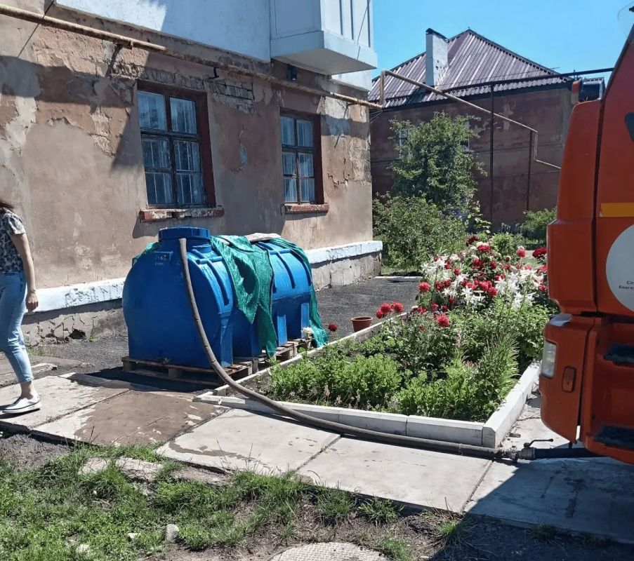 17 июня, в Кировском внутригородском районе при поддержке региона-шефа Московская область согласно поступившим заявкам произведен подвоз воды для жителей в жилом массиве «Путь Ильича» 17 июня, в Кировском внутригородском районе при поддержке региона-шефа Московская область согласно поступившим заявкам произведен подвоз воды для жителей в жилом массиве «Путь Ильича»