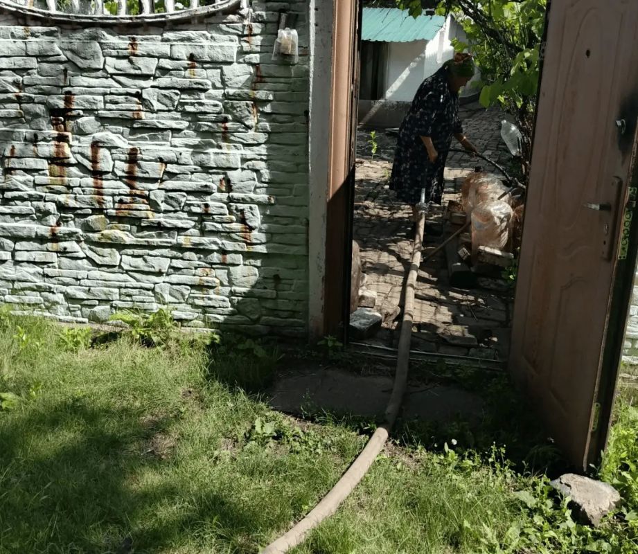 В Кировском внутригородском районе при поддержке региона-шефа Московская область продолжается подвоз воды для жителей домов, в которые в установленный графиком день не поступила вода В Кировском внутригородском районе при поддержке региона-шефа Московская область продолжается подвоз воды для жителей домов, в которые в установленный графиком день не поступила вода