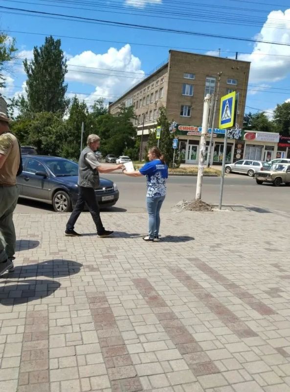 Сегодня, 19 июня, в Червоногвардейском районе Макеевки прошла значимая акция «Улица Героев», организованная активистами местного отделения партии «Единая Россия» Сегодня, 19 июня, в Червоногвардейском районе Макеевки прошла значимая акция «Улица Героев», организованная активистами местного отделения партии «Единая Россия»