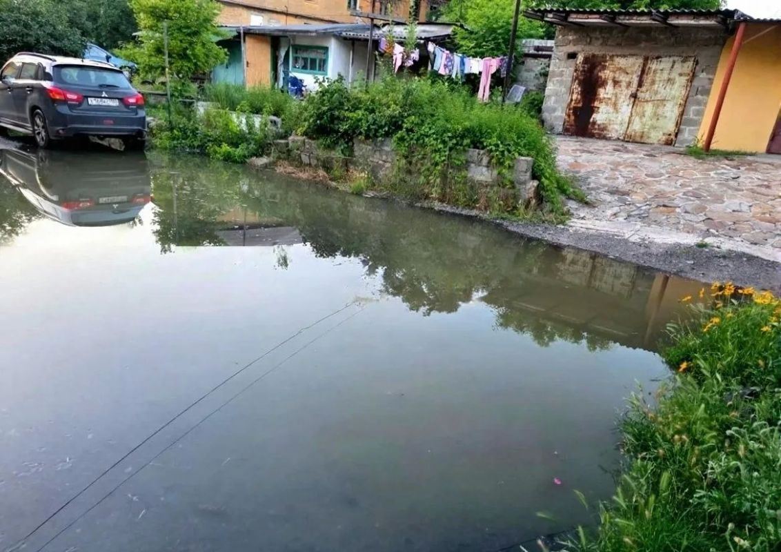 Жители одного из домов в Макеевке просят помощи из-за затопления двора Жители одного из домов в Макеевке просят помощи из-за затопления двора