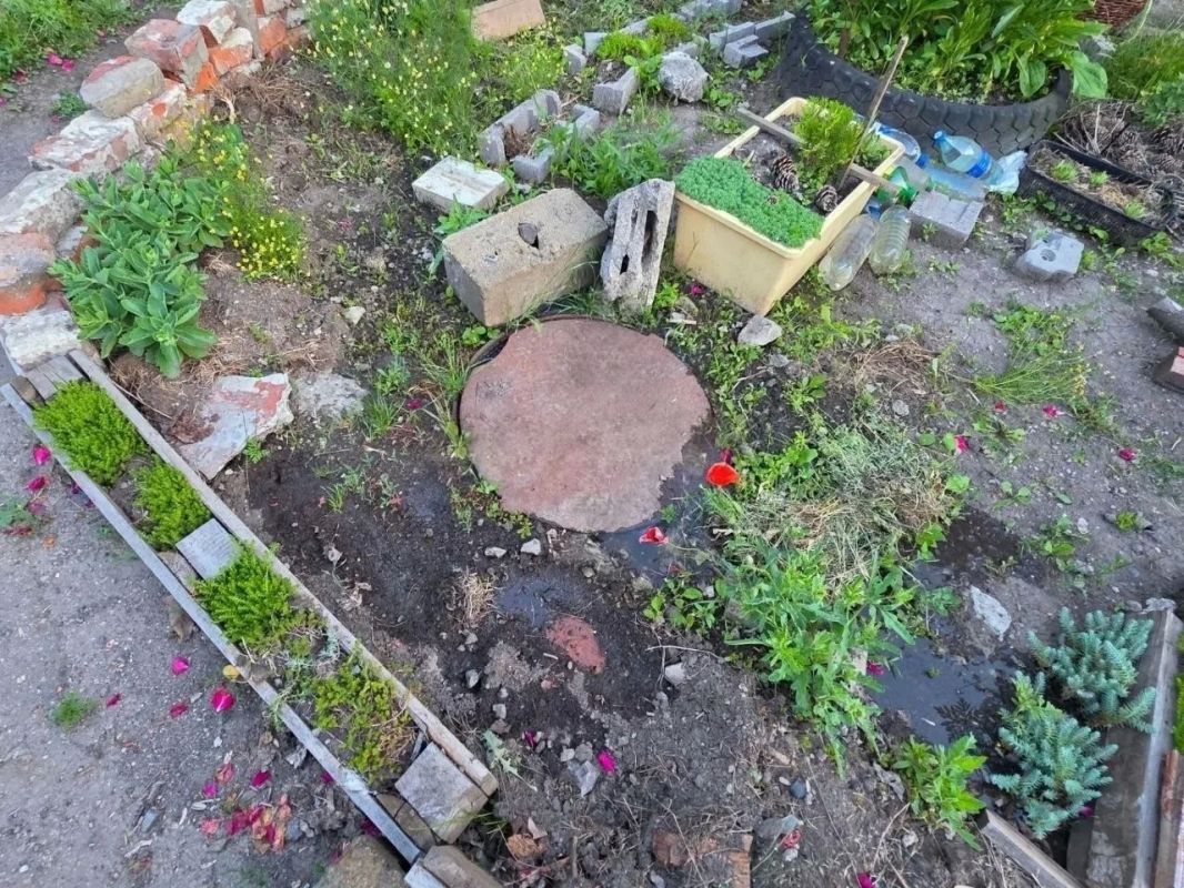 Жители одного из домов в Макеевке просят помощи из-за затопления двора Жители одного из домов в Макеевке просят помощи из-за затопления двора