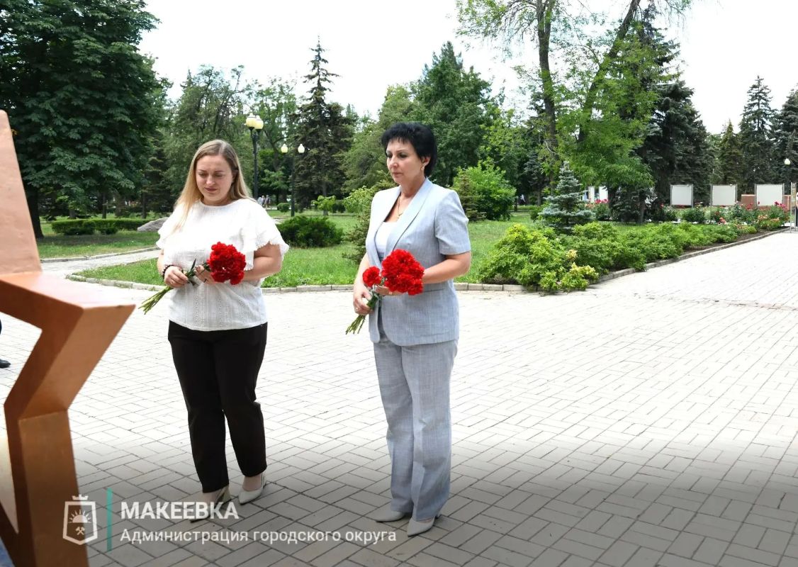 22 июня, в день, когда 85 лет назад началась Великая Отечественная война, у мемориала Вечного огня и Памятника советских воинов в Макеевке приняла участие в возложении цветов вместе с врип главы муниципального образования... 22 июня, в день, когда 85 лет назад началась Великая Отечественная война, у мемориала Вечного огня и Памятника советских воинов в Макеевке приняла участие в возложении цветов вместе с врип главы муниципального образования...