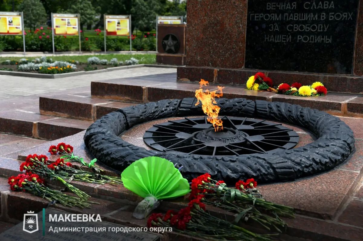 22 июня, в день, когда 85 лет назад началась Великая Отечественная война, у мемориала Вечного огня и Памятника советских воинов в Макеевке приняла участие в возложении цветов вместе с врип главы муниципального образования... 22 июня, в день, когда 85 лет назад началась Великая Отечественная война, у мемориала Вечного огня и Памятника советских воинов в Макеевке приняла участие в возложении цветов вместе с врип главы муниципального образования...