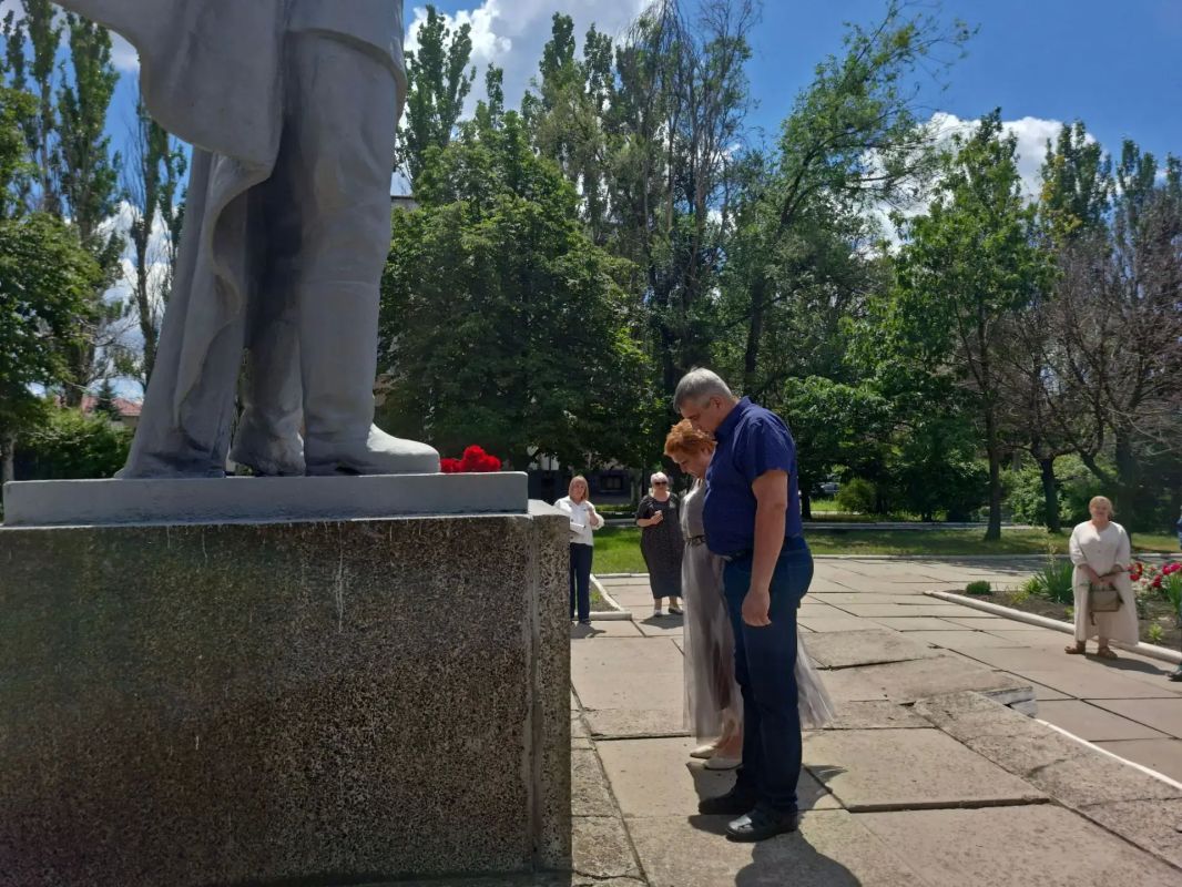 Сегодня, 22 июня, в Кировском внутригородском районе, в рамках партийного проекта «Историческая память», под эгидой Всероссийской политической партии «Единая Россия», состоялось возложение цветов у памятника погибшим... Сегодня, 22 июня, в Кировском внутригородском районе, в рамках партийного проекта «Историческая память», под эгидой Всероссийской политической партии «Единая Россия», состоялось возложение цветов у памятника погибшим...