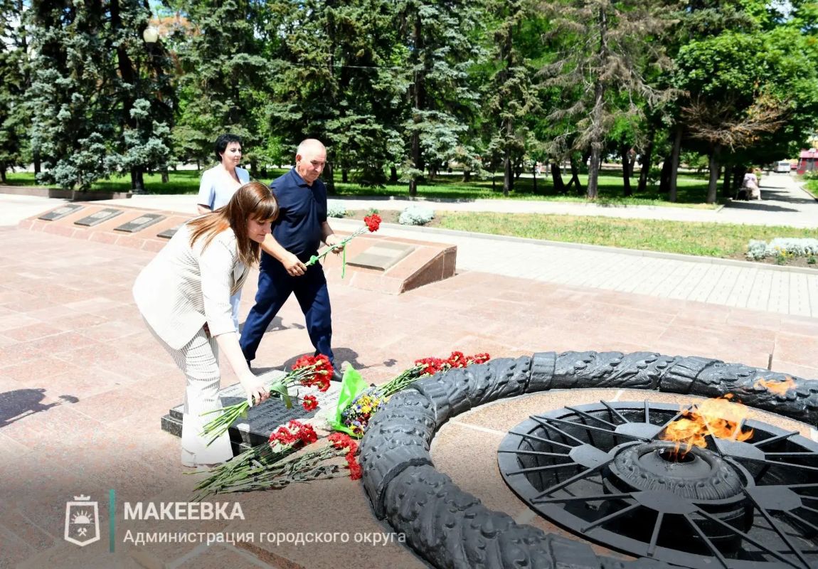 22 июня, в день, когда 85 лет назад началась Великая Отечественная война, у мемориала Вечного огня и Памятника советских воинов в Макеевке приняла участие в возложении цветов вместе с врип главы муниципального образования... 22 июня, в день, когда 85 лет назад началась Великая Отечественная война, у мемориала Вечного огня и Памятника советских воинов в Макеевке приняла участие в возложении цветов вместе с врип главы муниципального образования...