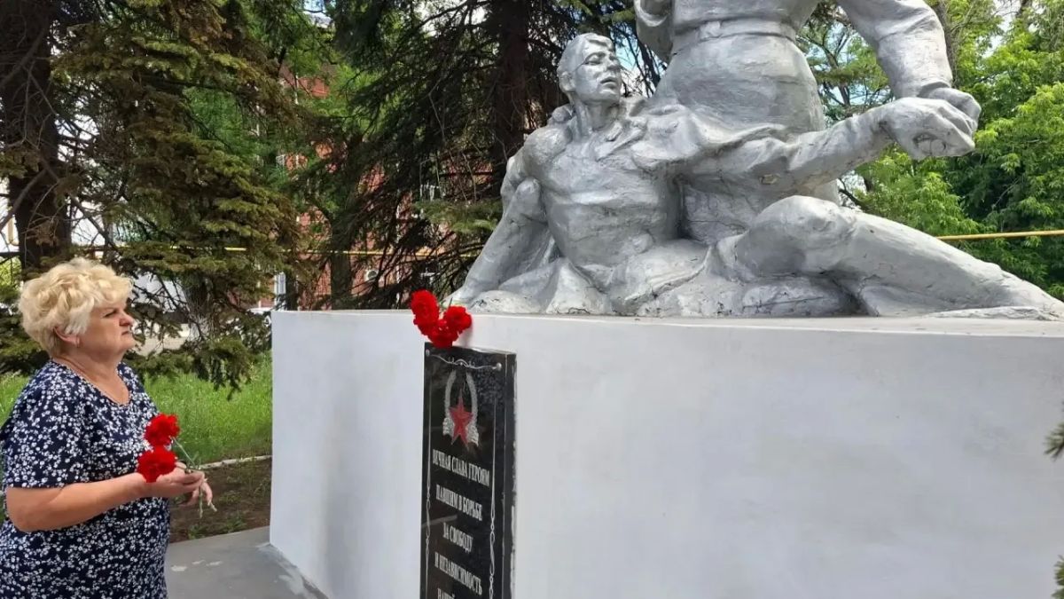 Сегодня, в день памяти и скорби, когда страна вспоминает трагические события 22 июня 1941 года, в Горняцком внутригородском районе в рамках акции «Нам не дано забыть» состоялось возложение цветов к памятнику «Братская могила... Сегодня, в день памяти и скорби, когда страна вспоминает трагические события 22 июня 1941 года, в Горняцком внутригородском районе в рамках акции «Нам не дано забыть» состоялось возложение цветов к памятнику «Братская могила...