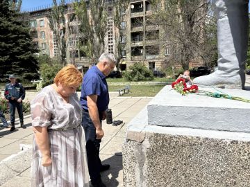 Сегодня, 22 июня, в Кировском внутригородском районе, в рамках партийного проекта «Историческая память», под эгидой Всероссийской политической партии «Единая Россия», состоялось возложение цветов у памятника погибшим...