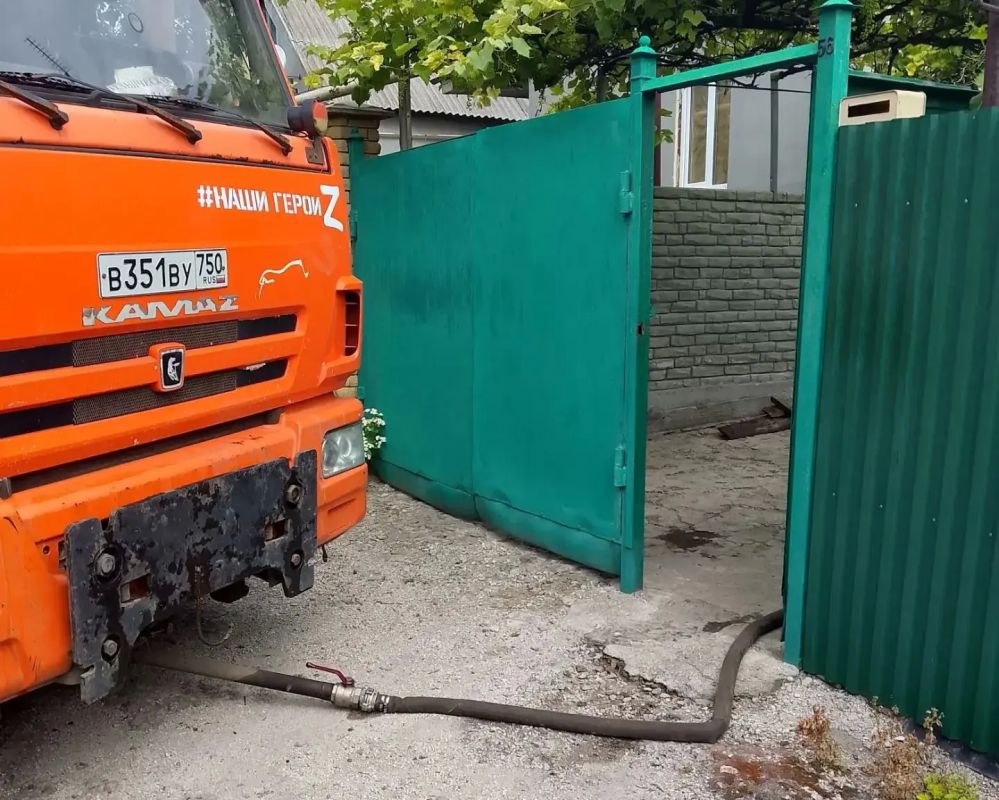 В Кировском внутригородском районе при поддержке региона-шефа Московская область продолжается подвоз воды для жителей домов, в которые в установленный графиком день не поступила вода В Кировском внутригородском районе при поддержке региона-шефа Московская область продолжается подвоз воды для жителей домов, в которые в установленный графиком день не поступила вода
