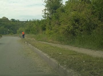 Сегодня, 23 июня, с целью приведения территории в надлежащее санитарное состояние в Кировском внутригородском районе города Макеевки продолжаются работы по покосу травы по ул. Кирова