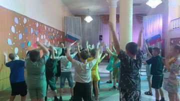 В МБУ «ДК им. К.И. Поченкова» для ребят площадок досуга в летний период для образовательных учреждений прошла развлекательно-игровая программа «Колба чудес»