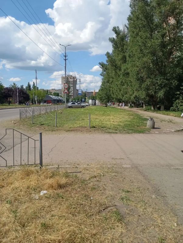 На территории Горняцкого внутригородского района проходит работа по покосу сорной растительности На территории Горняцкого внутригородского района проходит работа по покосу сорной растительности
