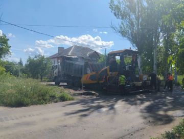 В Кировском внутригородском районе города Макеевки продолжается ремонт асфальтобетонного покрытия автодороги по ул. Кремлевской. Подрядной организацией выполняются работы по устройству примыкания на съездах с вышеуказанной...
