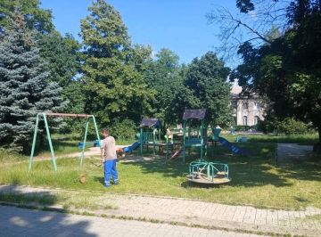 С целью приведения территории в надлежащее санитарное состояние в Советском внутригородском районе города Макеевки проведены работы по покосу травы на территории детской площадки в сквере по улице Гаврилова