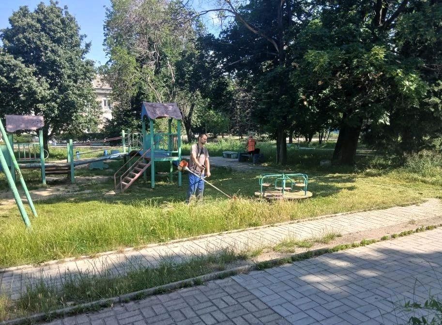 С целью приведения территории в надлежащее санитарное состояние в Советском внутригородском районе города Макеевки проведены работы по покосу травы на территории детской площадки в сквере по улице Гаврилова С целью приведения территории в надлежащее санитарное состояние в Советском внутригородском районе города Макеевки проведены работы по покосу травы на территории детской площадки в сквере по улице Гаврилова