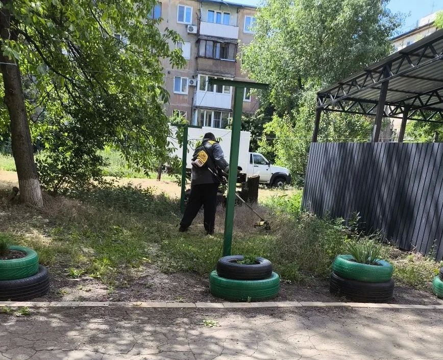 С целью приведения территории в надлежащее санитарное состояние в Кировском внутригородском районе города Макеевки силами Макеевского филиала НКО «ЕДИНЫЙ РЕГИОНАЛЬНЫЙ ФОНД ПО УПРАВЛЕНИЮ МНОГОКВАРТИРНЫМИ ДОМАМИ НА ТЕРРИТОРИИ... С целью приведения территории в надлежащее санитарное состояние в Кировском внутригородском районе города Макеевки силами Макеевского филиала НКО «ЕДИНЫЙ РЕГИОНАЛЬНЫЙ ФОНД ПО УПРАВЛЕНИЮ МНОГОКВАРТИРНЫМИ ДОМАМИ НА ТЕРРИТОРИИ...