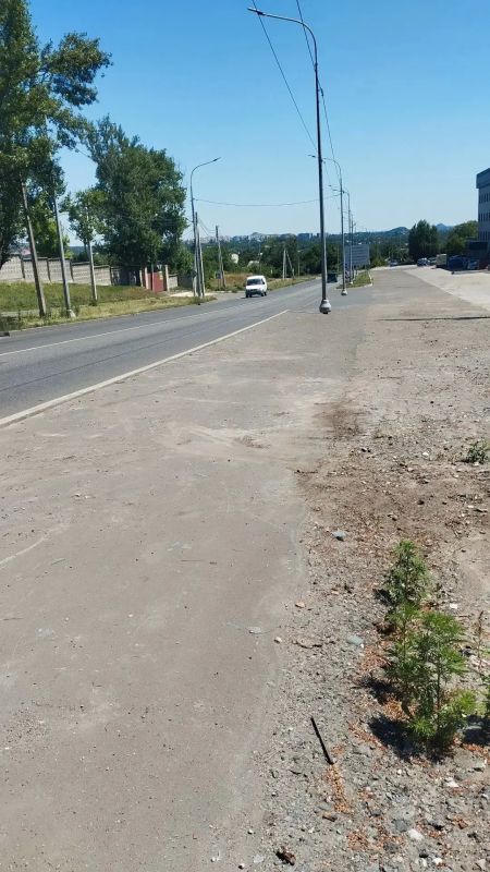 Специалистами МУП АГМ «Перспективы» проводится работа по спилу и погрузке веток по ул. Макшоссе, а также уборка мусора по ул. Магистральной Специалистами МУП АГМ «Перспективы» проводится работа по спилу и погрузке веток по ул. Макшоссе, а также уборка мусора по ул. Магистральной