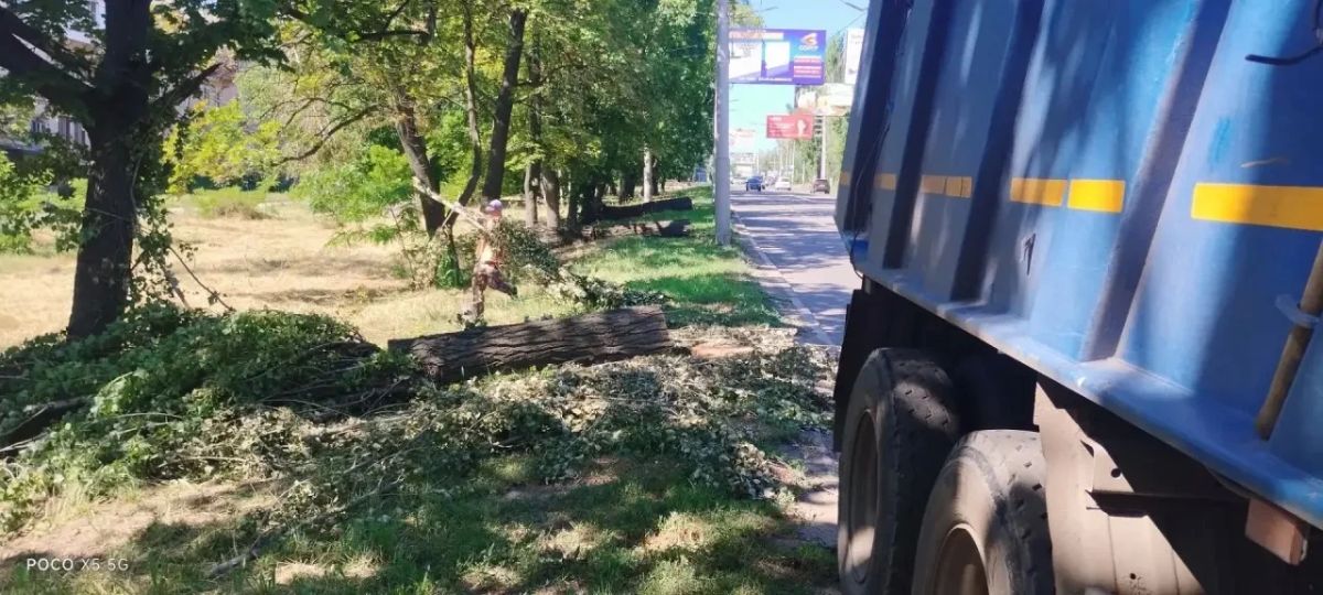 Специалистами МУП АГМ «Перспективы» проводится работа по спилу и погрузке веток по ул. Макшоссе, а также уборка мусора по ул. Магистральной Специалистами МУП АГМ «Перспективы» проводится работа по спилу и погрузке веток по ул. Макшоссе, а также уборка мусора по ул. Магистральной