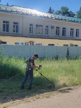 На территории Горняцкого внутригородского района продолжается работа по покосу сорной растительности