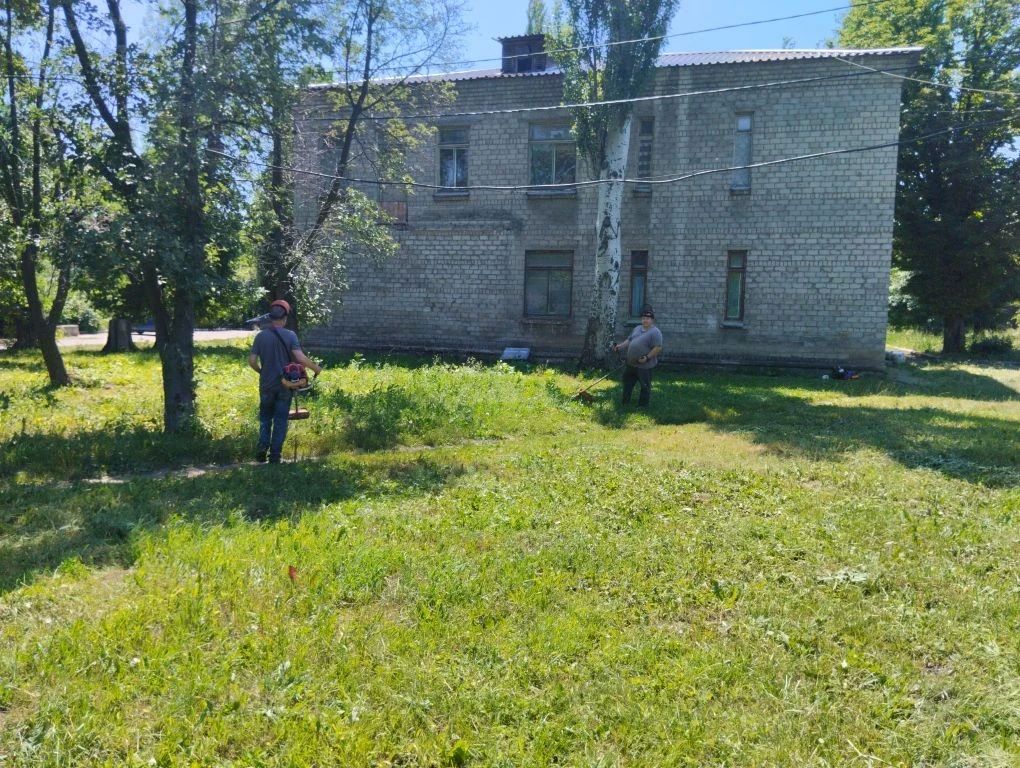 Сегодня, 2 июля, с целью приведения территории в надлежащее санитарное состояние силами ГБУ ДНР «Городская поликлиника города Макеевки» по бульвару 8 Сентября провели работы по покосу сорных и карантинных трав на своей... Сегодня, 2 июля, с целью приведения территории в надлежащее санитарное состояние силами ГБУ ДНР «Городская поликлиника города Макеевки» по бульвару 8 Сентября провели работы по покосу сорных и карантинных трав на своей...
