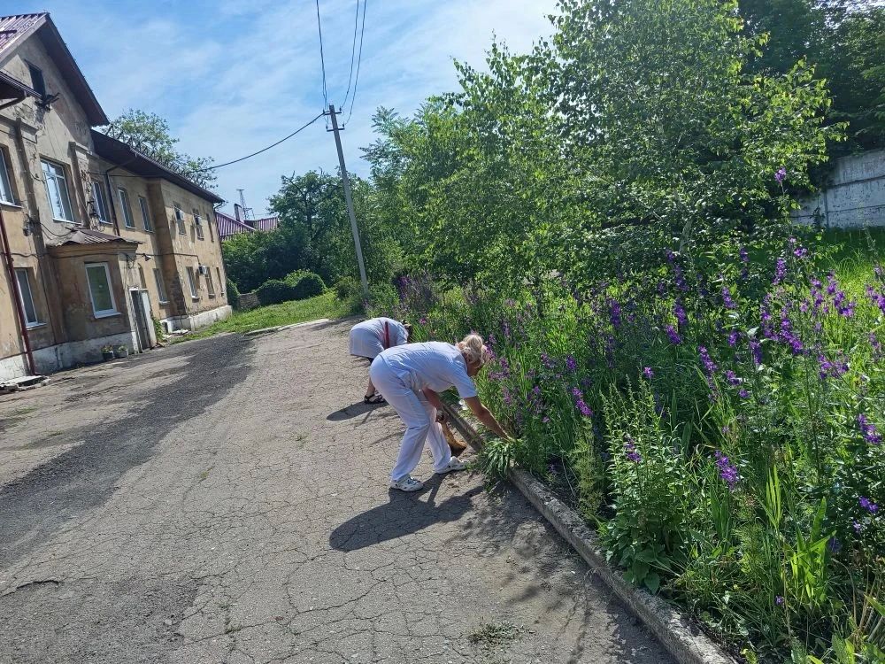 Сегодня, 2 июля, сотрудники ГБУ ДНР «Городской противотуберкулёзный диспансер г. Макеевки» в рамках акции «Чистый четверг» по благоустройству и уборке территории учреждения: покос травы, сбор видимого мусора, уборку... Сегодня, 2 июля, сотрудники ГБУ ДНР «Городской противотуберкулёзный диспансер г. Макеевки» в рамках акции «Чистый четверг» по благоустройству и уборке территории учреждения: покос травы, сбор видимого мусора, уборку...