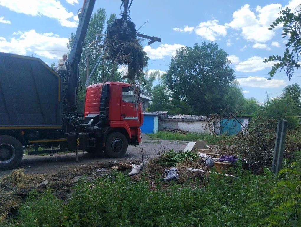 Сегодня, 3 июля, с целью приведения территории в надлежащее санитарное состояние в Кировском внутригородском районе выполнены работы по вывозу крупногабаритных накоплений мусора на контейнерных площадках по адресам: ул.... Сегодня, 3 июля, с целью приведения территории в надлежащее санитарное состояние в Кировском внутригородском районе выполнены работы по вывозу крупногабаритных накоплений мусора на контейнерных площадках по адресам: ул....