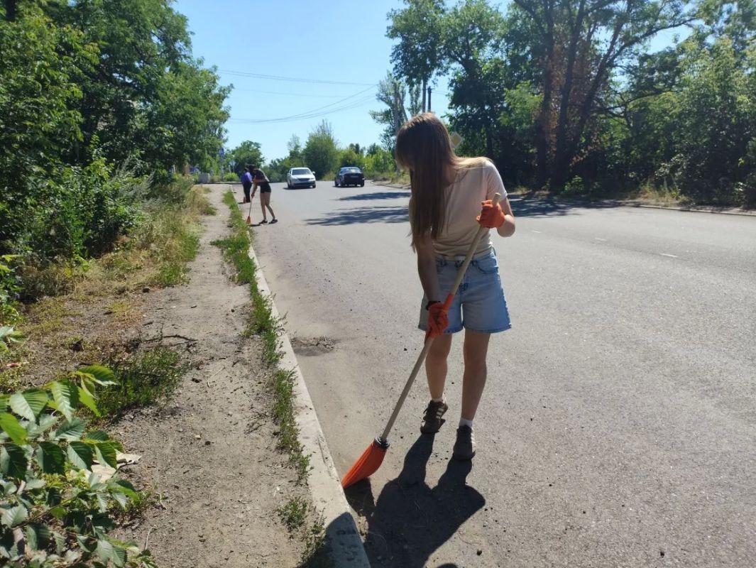 Не перестаю удивляться нашей молодёжи! В минувшую субботу во время объезда обратила внимание на состояние тротуара по улице Советской в Советском районе Не перестаю удивляться нашей молодёжи! В минувшую субботу во время объезда обратила внимание на состояние тротуара по улице Советской в Советском районе