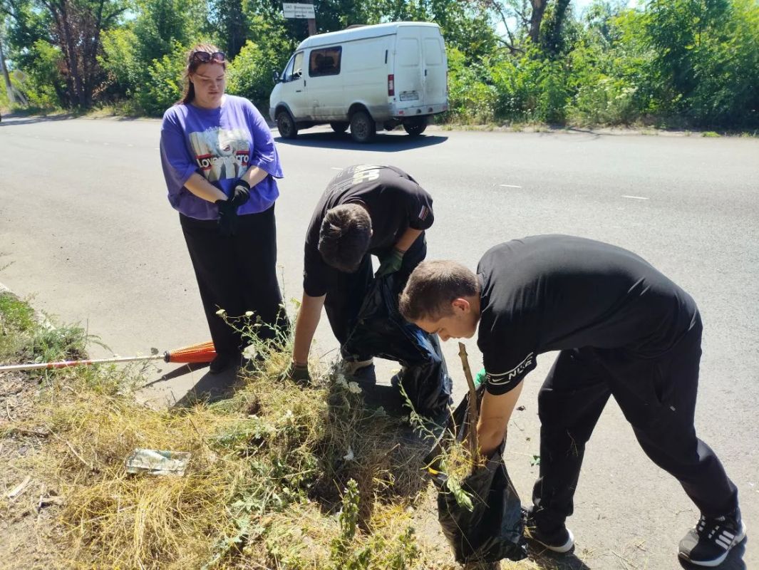 Не перестаю удивляться нашей молодёжи! В минувшую субботу во время объезда обратила внимание на состояние тротуара по улице Советской в Советском районе Не перестаю удивляться нашей молодёжи! В минувшую субботу во время объезда обратила внимание на состояние тротуара по улице Советской в Советском районе