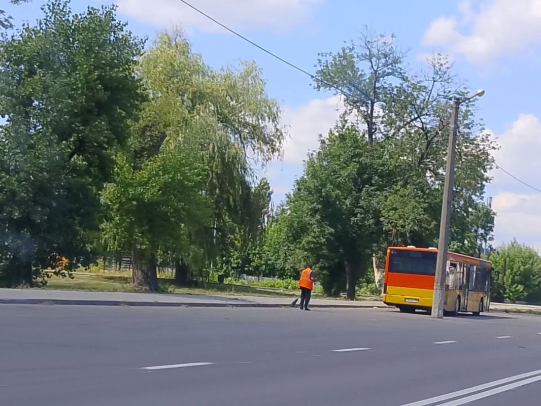 Сегодня, 6 июля, с целью приведения территории в надлежащее санитарное состояние силами МУП АГМ «Перспектива» проведены работы по уборке ул. Циолковского. Выполнены уборка смета под бордюром и подметание тротуара Сегодня, 6 июля, с целью приведения территории в надлежащее санитарное состояние силами МУП АГМ «Перспектива» проведены работы по уборке ул. Циолковского. Выполнены уборка смета под бордюром и подметание тротуара