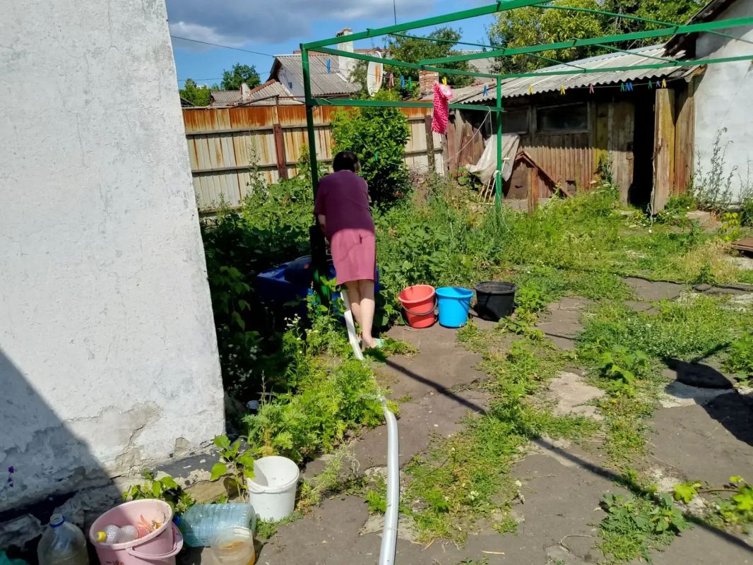 Сегодня, 6 июля, в Кировском внутригородском районе при поддержке региона-шефа Московская область произведен подвоз воды в жилом массиве «Путь Ильича» для жителей улиц Кальмана, Тихая, Алексеева, Матросова Сегодня, 6 июля, в Кировском внутригородском районе при поддержке региона-шефа Московская область произведен подвоз воды в жилом массиве «Путь Ильича» для жителей улиц Кальмана, Тихая, Алексеева, Матросова