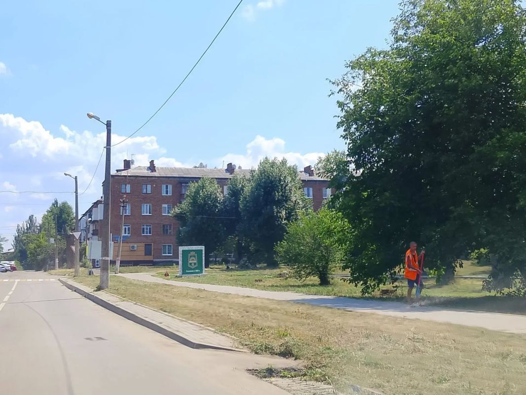 Сегодня, 6 июля, с целью приведения территории в надлежащее санитарное состояние силами МУП АГМ «Перспектива» проведены работы по уборке ул. Циолковского. Выполнены уборка смета под бордюром и подметание тротуара Сегодня, 6 июля, с целью приведения территории в надлежащее санитарное состояние силами МУП АГМ «Перспектива» проведены работы по уборке ул. Циолковского. Выполнены уборка смета под бордюром и подметание тротуара