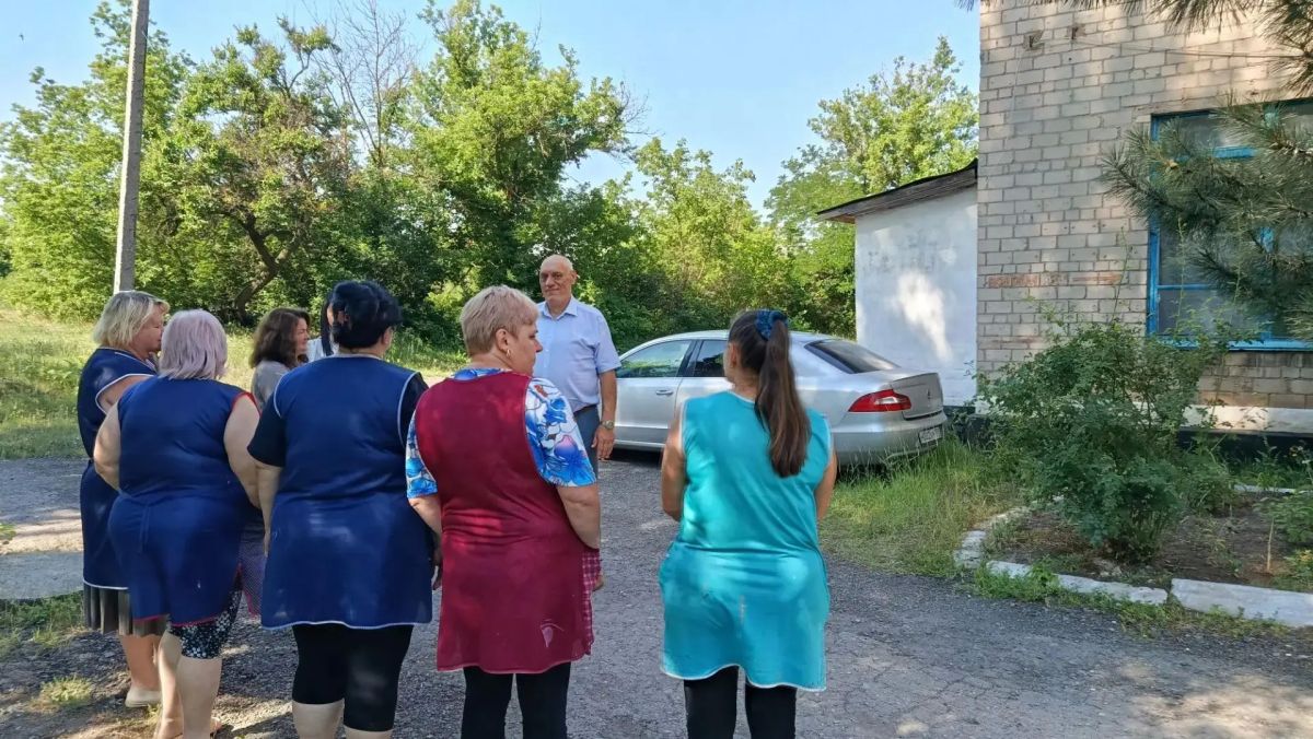 7 июля депутат Макеевского городского совета Донецкой Народной Республики первого созыва Олег Венжега провел встречу с жителями по улице Калинина 7 июля депутат Макеевского городского совета Донецкой Народной Республики первого созыва Олег Венжега провел встречу с жителями по улице Калинина