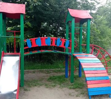 В рамках благоустройства территории Кировского внутригородского района силами ГБОУ «Основная школа № 36 городского округа Макеевка» по ул. Кремлевской выполнены работы по покраске элементов детской площадки, расположенной на...